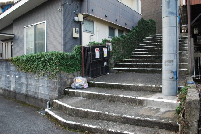 長崎　住宅街の階段路地　ゴミステーション